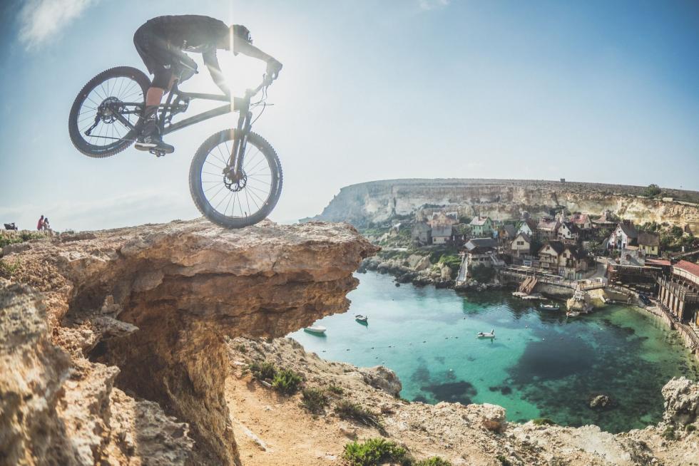 David Cachon rozkrca swoje rowerowe przygody. W najnowszym klipie szaleje na Malcie